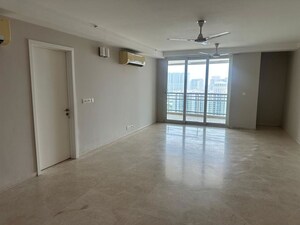 Room in 4 BHK Apartment at DLF The Belaire, Sector 54 – for Rent
