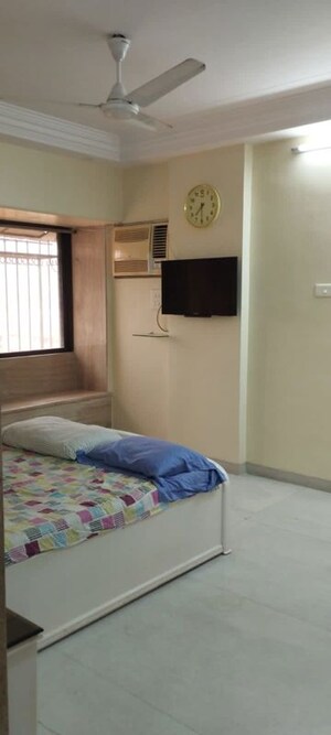 Bedroom in 2.5 BHK Apartment at DLH Orchid, Andheri West – for Rent