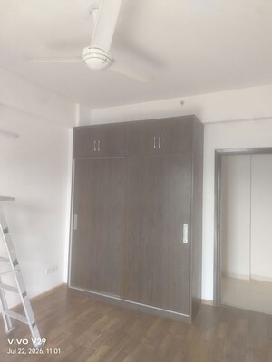 Room in 3 BHK Apartment at Karamvir Towers, Sector 52 – for Sale