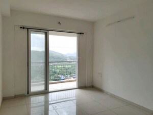 Room in 2 BHK Apartment at Piramal Vaikunth, Balkum Pada – for Rent