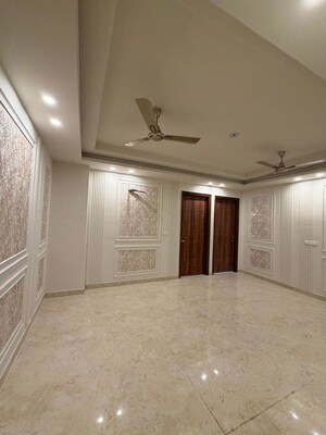 Room in 3 BHK Builder Floor at Saket – for Rent