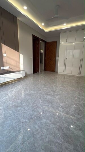 Room in 4 BHK Builder Floor at Palam Vihar – for Rent