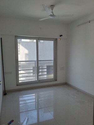 Room in 2 BHK Apartment at Romell Allure, Borivali East – for Rent