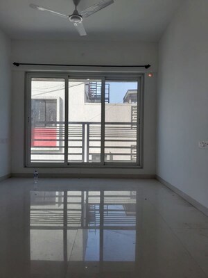 Room in 2 BHK Apartment at Romell Allure, Borivali East – for Rent