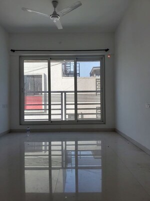 Room in 2 BHK Apartment at Romell Allure, Borivali East – for Rent