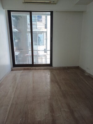 Room in 5 BHK Apartment at DLH Sorrento, Veera Desai Road – for Sale