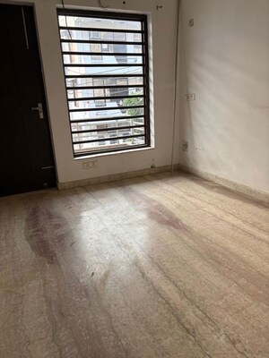 Room in 3 BHK Builder Floor at Sector 45 – for Rent