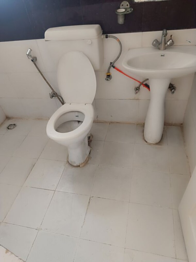 Bathroom, raj nagar 2 Bedroom 920 Sq.Ft. Apartment In Raj Nagar Ghaziabad 10771425