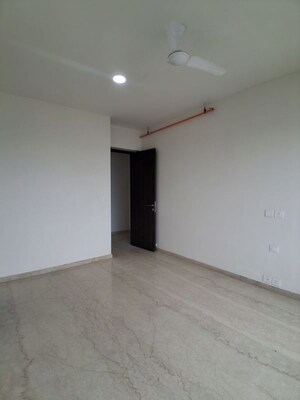 Room in 4 BHK Apartment at Kalpataru Magnus, Bandra East – for Rent
