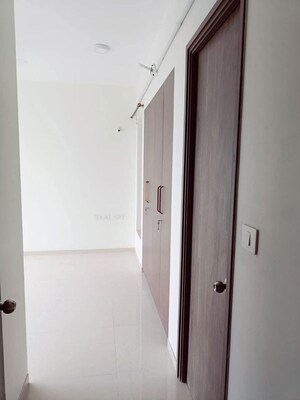 Room in 2 BHK Apartment at Kalpataru Paramount A, Thane West – for Sale