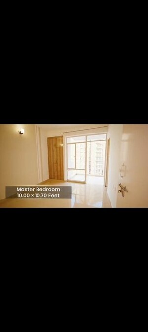 Room in 2 BHK Apartment at Suncity Avenue 102, Sector 102 – for Rent