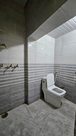 Bathroom in 1.5 BHK Apartment at Dilshad Garden – for Rent