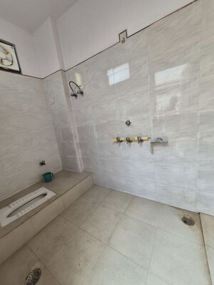 Bathroom in 1.5 BHK Builder Floor at Mayur Vihar – for Rent