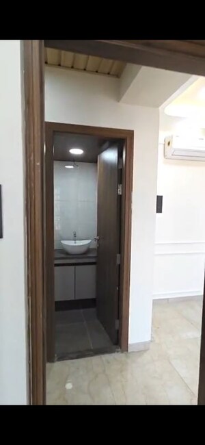 Room in 4 BHK Apartment at Shapoorji Pallonji BKC 28, Bandra East – for Rent