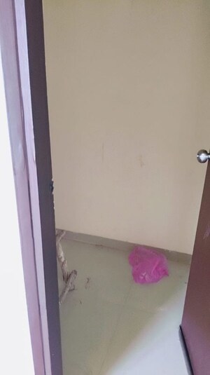 Room in 2.5 BHK Apartment at Windsor Paradise 2, Raj Nagar Extension – for Rent