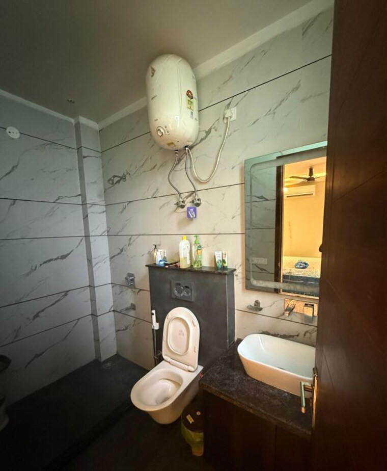 Bathroom, sector 14 2 Bedroom 1000 Sq.Ft. Builder Floor In Sector 14 Gurgaon 10771775