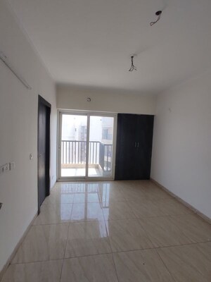 Room in 2 BHK Apartment at Gaur Yamuna City, Gaur Yamuna City – for Sale