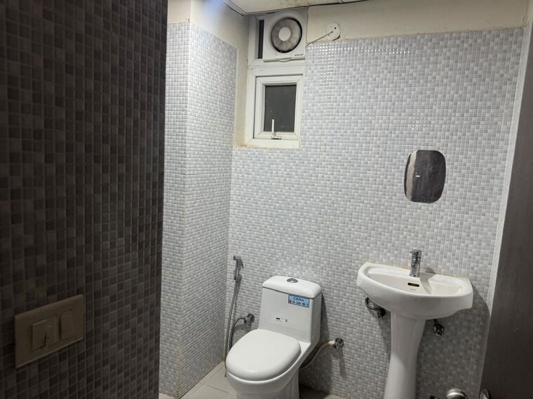 Bathroom, tulsiani-urban-woods 3 Bedroom 1964 Sq.Ft. Apartment In Sushant Golf City Lucknow 10772051