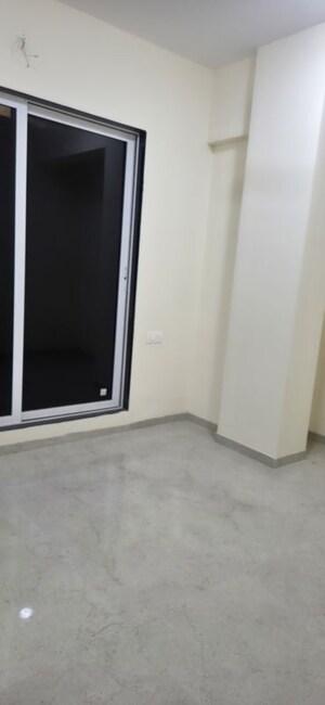 Furnished Amenities in 2 BHK Apartment at Aarti Building, Thane West – for Rent