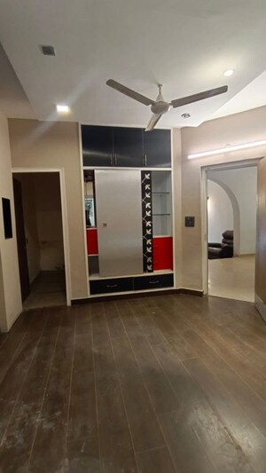 Room in 3 BHK Builder Floor at Palam Vihar – for Rent
