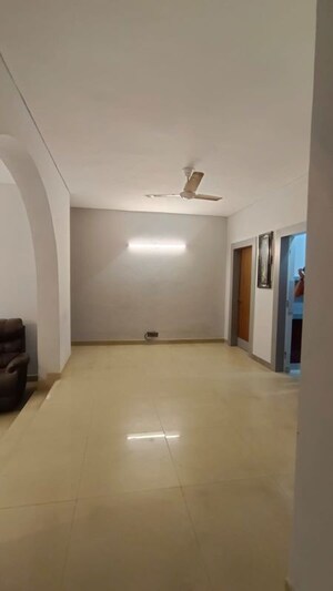 Room in 3 BHK Builder Floor at Palam Vihar – for Rent