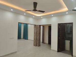 Building Lobby in 3 BHK Builder Floor at Auram Floor, South City 2 – for Sale