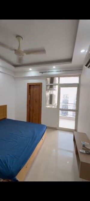 Room in 2 BHK Apartment at Suncity Avenue 76, Sector 76 – for Rent