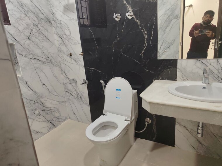 Bathroom, unitech-south-city-ii 3 Bedroom 360 Sq.Yd. Builder Floor In Sector 50 Gurgaon 10772624