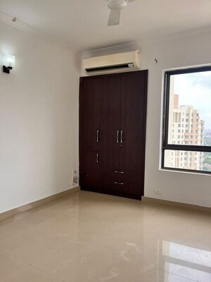 Room in 3 BHK Apartment at Unitech Fresco, Sector 50 – for Rent