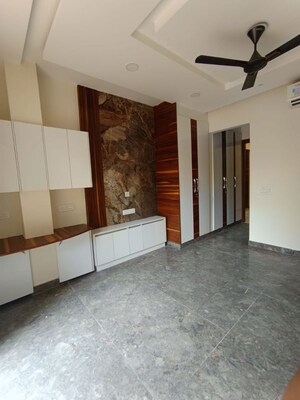 Room in 3 BHK Builder Floor at Sushant Lok I – for Rent