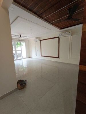 Room in 3 BHK Builder Floor at Sushant Lok I – for Rent