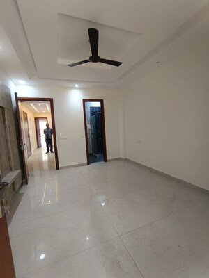 Room in 3 BHK Builder Floor at Sushant Lok I – for Rent