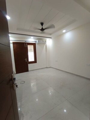Room in 3 BHK Builder Floor at Sushant Lok I – for Rent