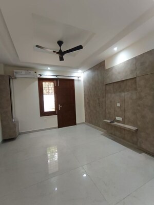 Room in 3 BHK Builder Floor at Sushant Lok I – for Rent