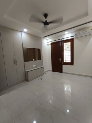 Room in 3 BHK Builder Floor at Sushant Lok I – for Rent