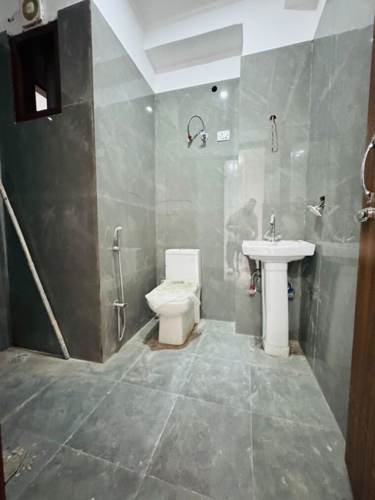 Bathroom, chattarpur 3 Bedroom 1200 Sq.Ft. Apartment In Chattarpur Delhi 10773191