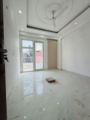 Room in 3 BHK Apartment at Chattarpur – for Rent