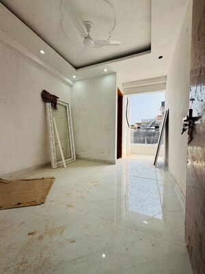 Room in 3 BHK Apartment at Chattarpur – for Rent