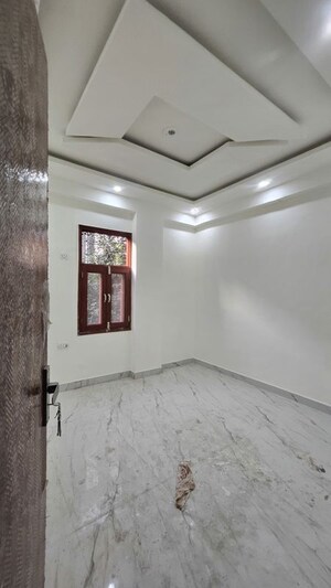Building Lobby in 3 BHK Builder Floor at Dilshad Colony – for Sale