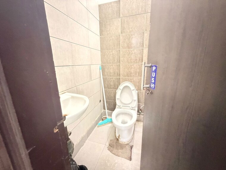 Bathroom, netaji subhash place Commercial Office Space 375 Sq.Ft. In Netaji Subhash Place Delhi 10773465