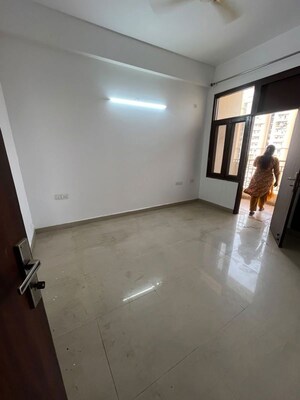 Room in 4 BHK Apartment at Civitech Sampriti, Sector 77 – for Rent