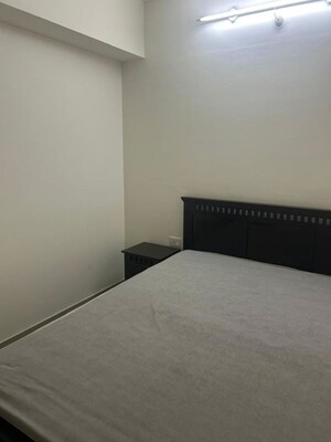 Room in 3 BHK Apartment at Amanora Future Towers, Hadapsar – for Rent