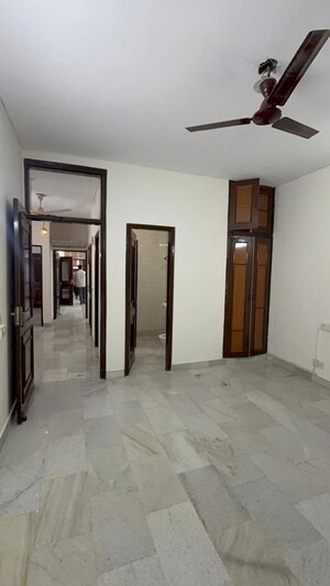 Room in 3 BHK Builder Floor at Chittaranjan Park – for Rent