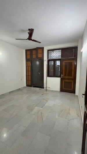 Room in 3 BHK Builder Floor at Chittaranjan Park – for Rent