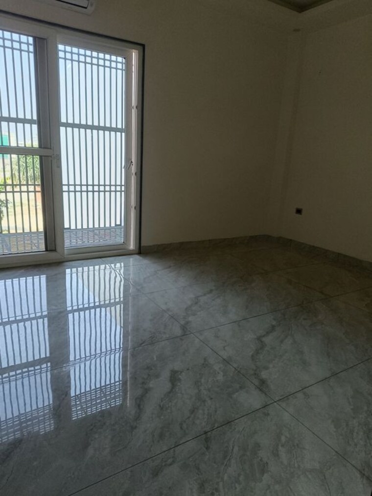 Room, wave city 4 Bedroom 135 Sq.Yd. Villa In Wave City Ghaziabad 10773788