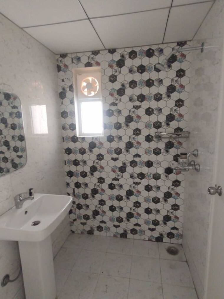 Bathroom, gaur-atulyam 3 Bedroom 1300 Sq.Ft. Apartment In Omicron I Greater Noida Greater Noida 10773823