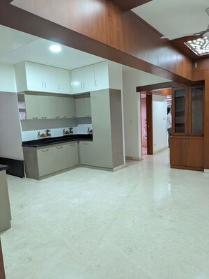 Room in 4 BHK Apartment at Dheeraj Manor, Halasuru – for Rent
