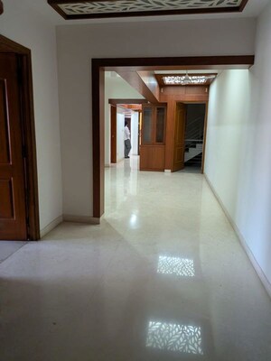 Room in 4 BHK Apartment at Dheeraj Manor, Halasuru – for Rent