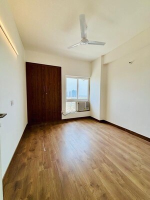 Room in 3.5 BHK Apartment at Silverglades The Melia, Sohna Sector 35 – for Rent
