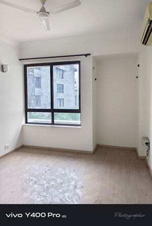 Room in 3.5 BHK Apartment at Unitech Fresco, Sector 50 – for Sale